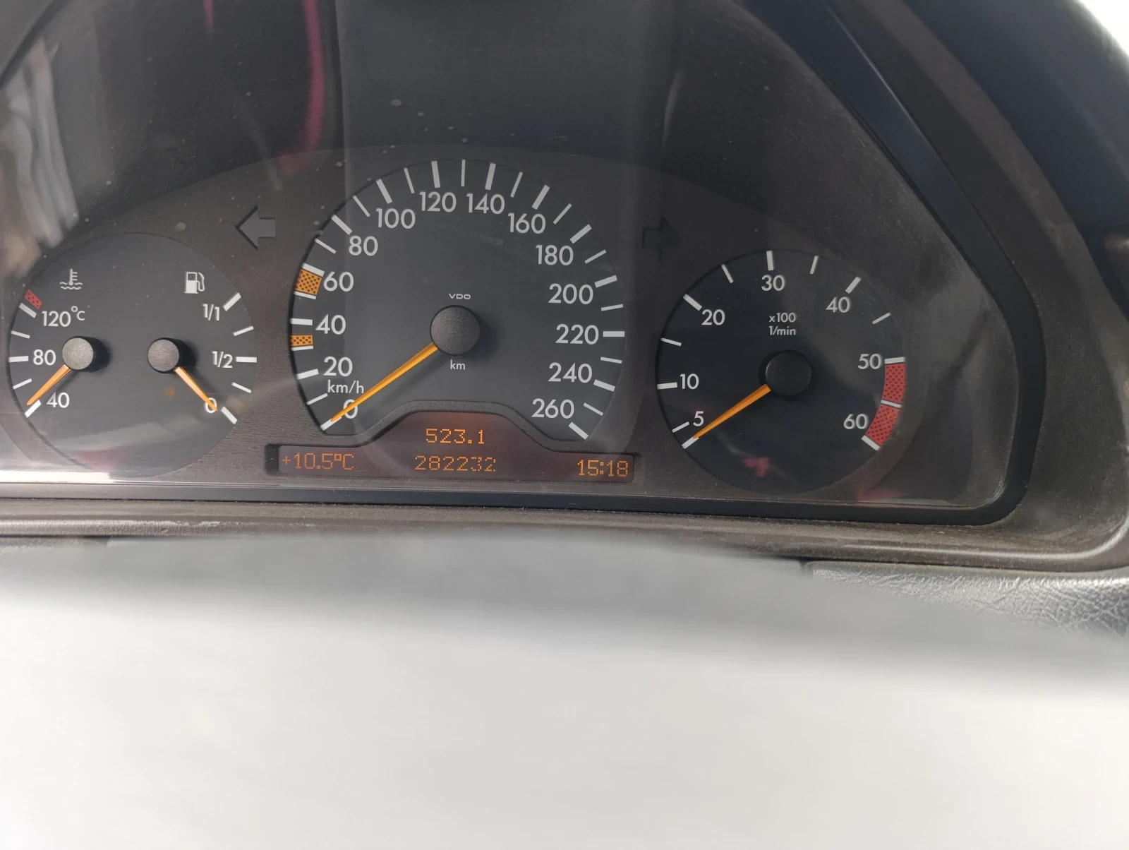 Mercedes-Benz E 250 TD, снимка 9 - Автомобили и джипове - 54173437