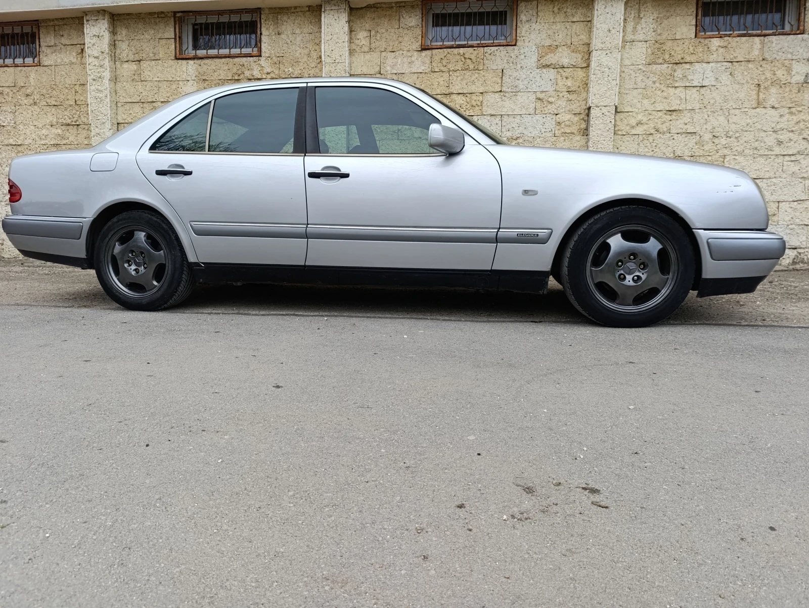 Mercedes-Benz E 250 TD, снимка 2 - Автомобили и джипове - 54173437
