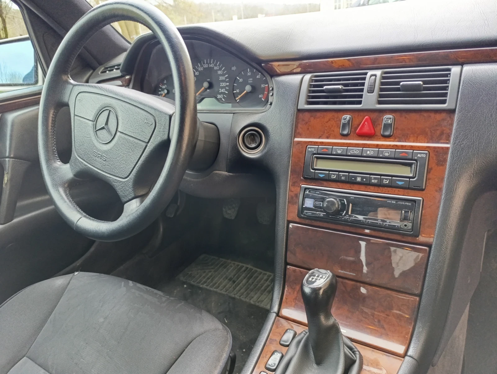 Mercedes-Benz E 250 TD, снимка 8 - Автомобили и джипове - 54173437