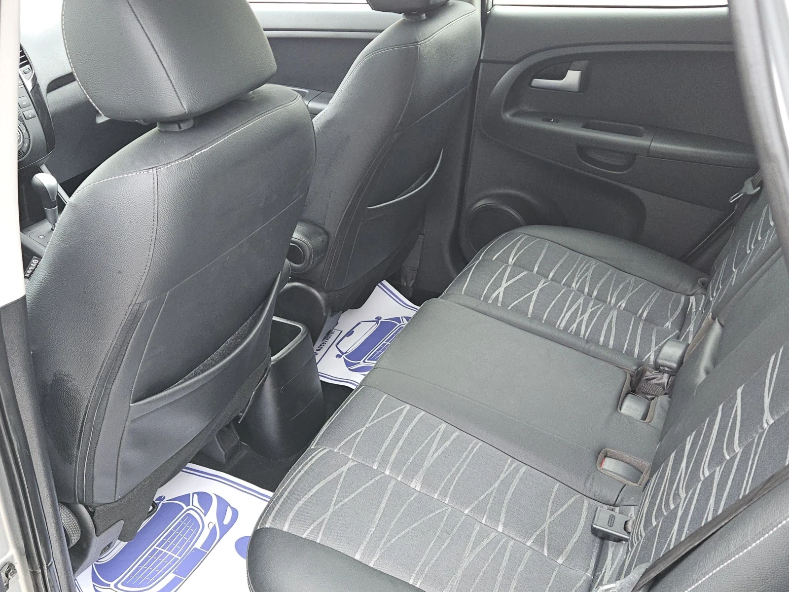 Kia Venga 1.6i--navi--automat, снимка 10 - Автомобили и джипове - 54266912