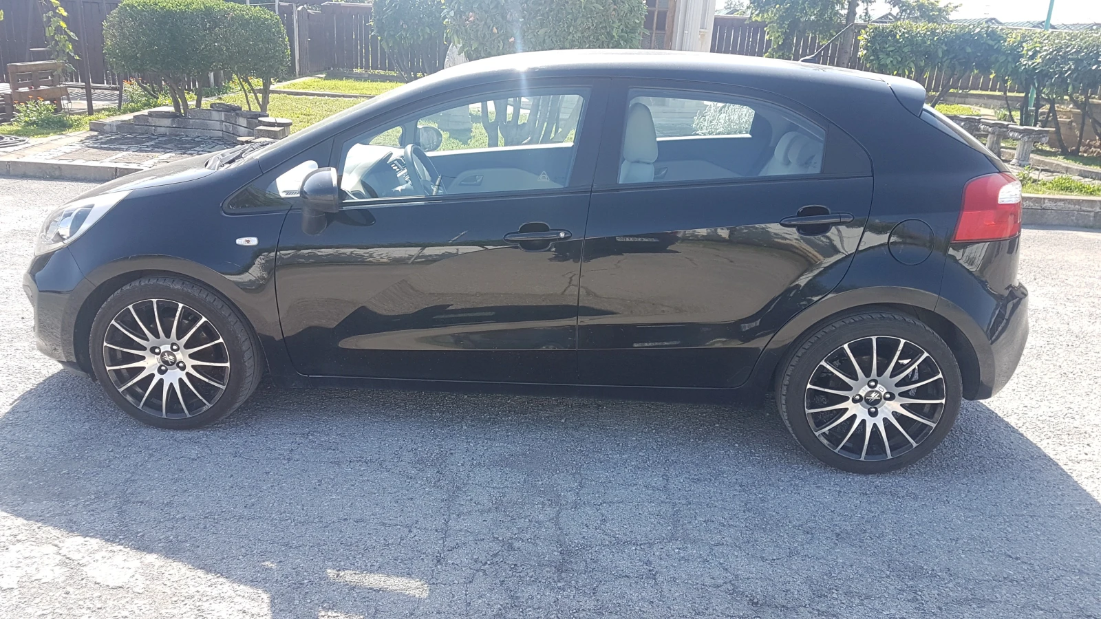 Kia Rio 1.2i 70кс, снимка 8 - Автомобили и джипове - 54700959