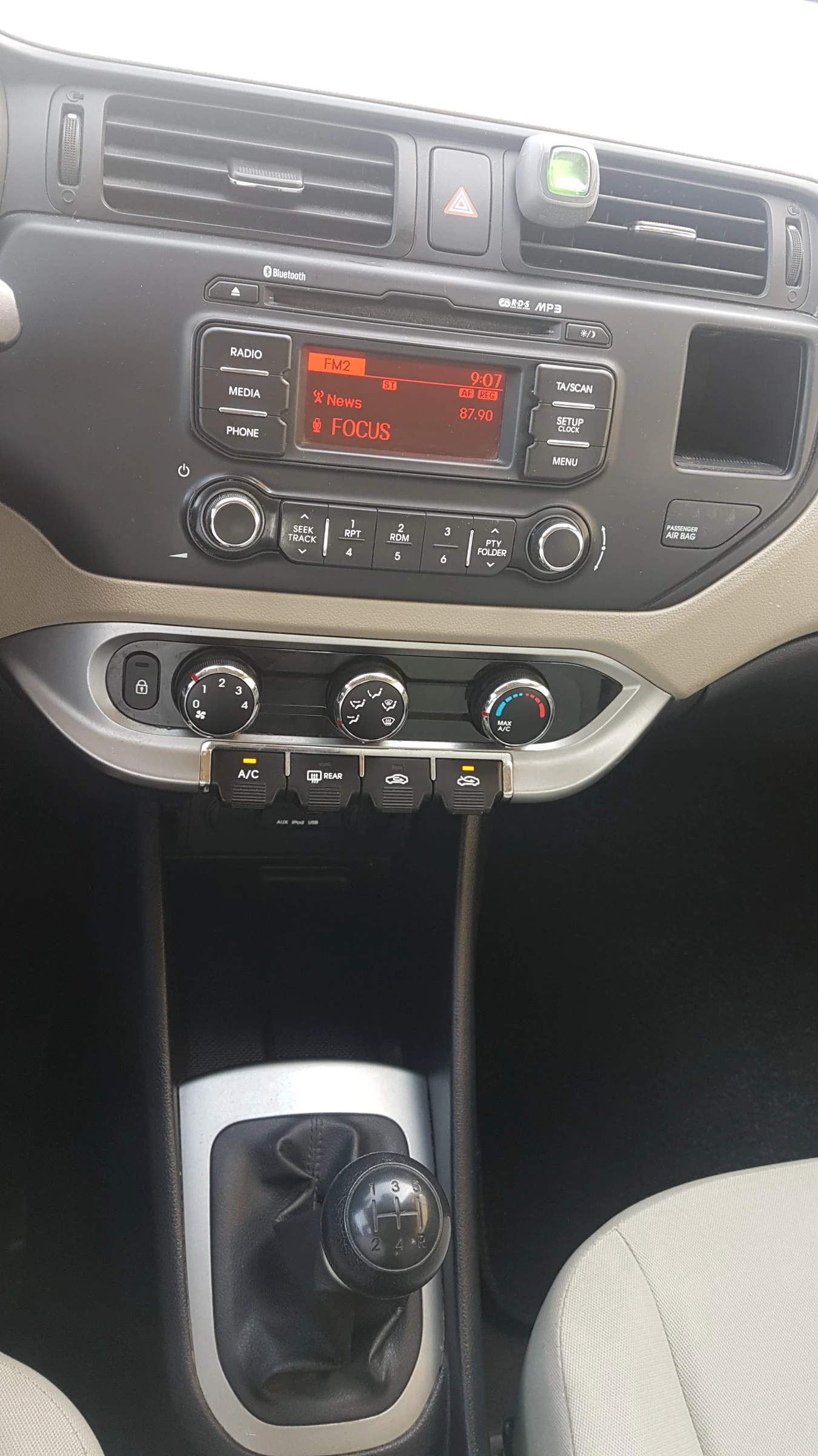 Kia Rio 1.2i 70кс, снимка 12 - Автомобили и джипове - 54700959