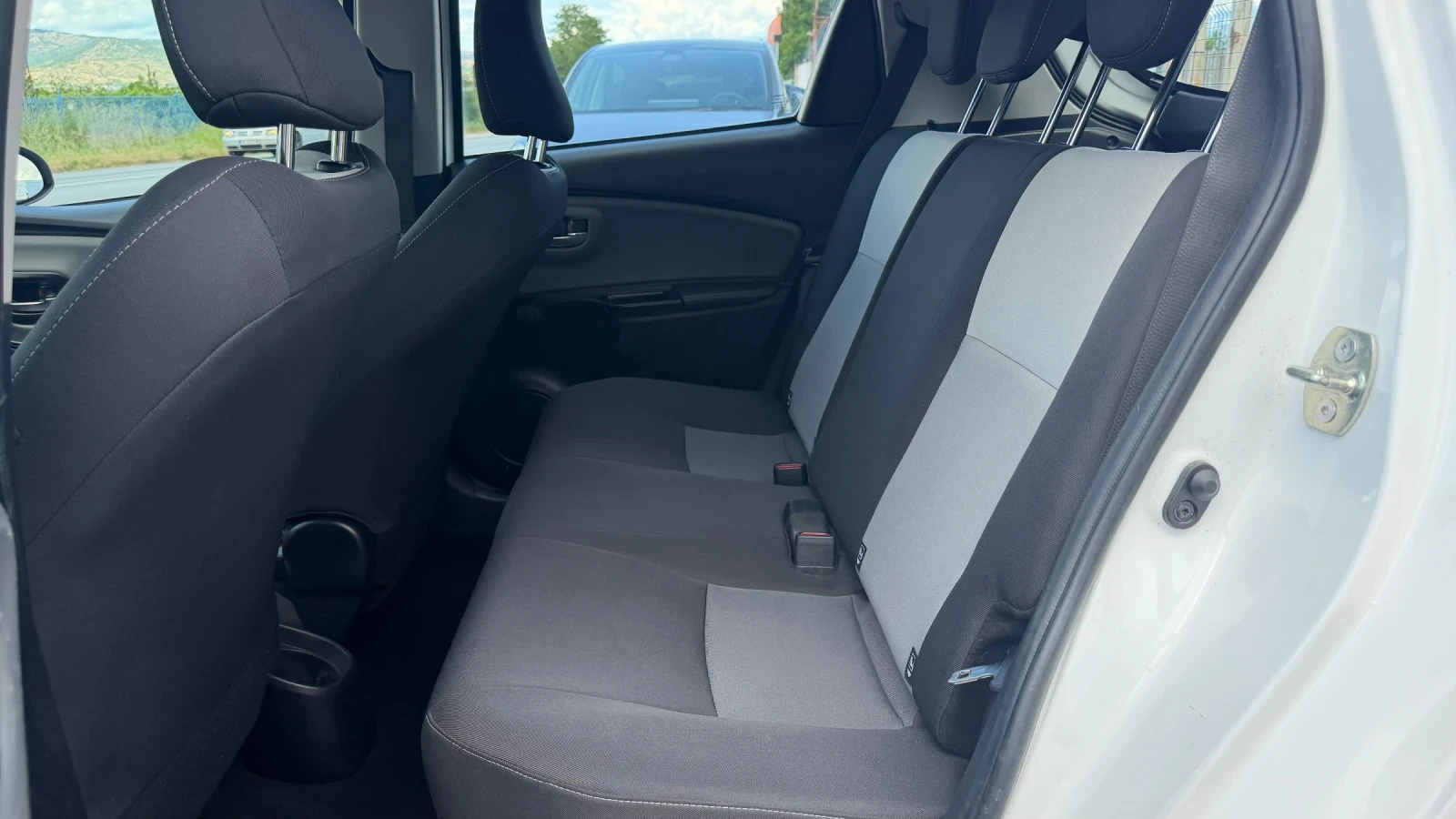 Toyota Yaris 1.4D-4D EURO 6, снимка 12 - Автомобили и джипове - 54810010