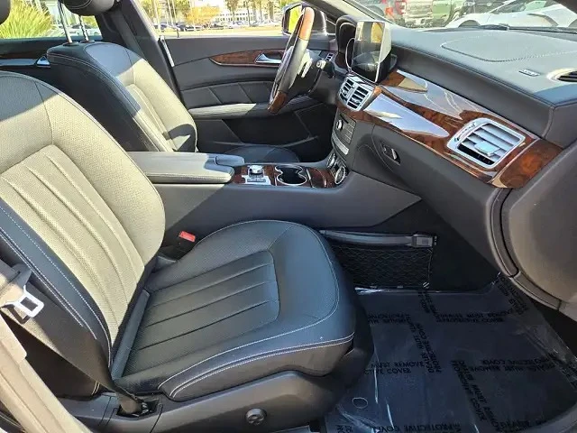 Mercedes-Benz CLS 500 4MATIC * * FACE * * CARFAX * * АВТО КРЕДИТ * * , снимка 14 - Автомобили и джипове - 52916204