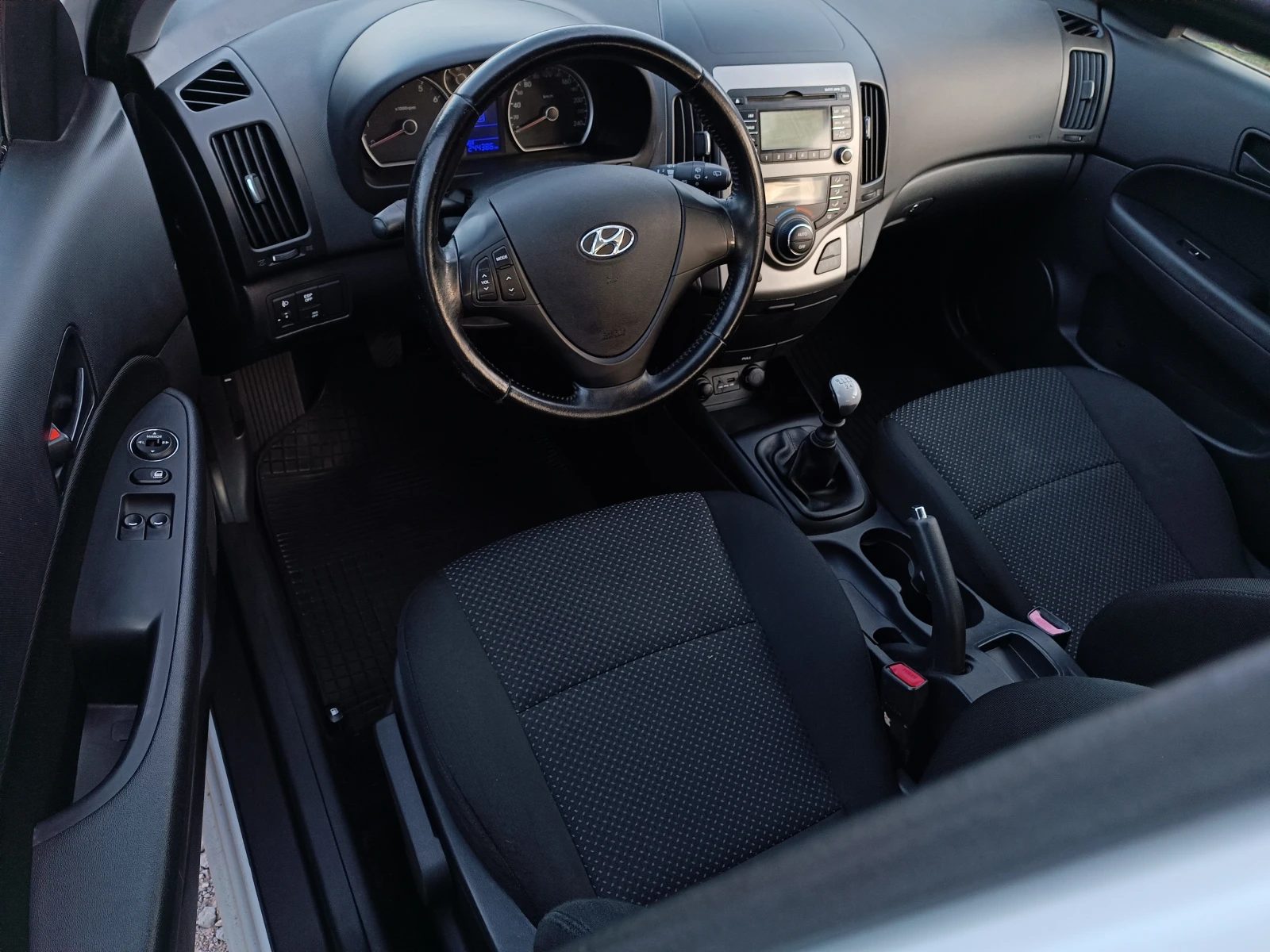 Hyundai I30 1.4i-105кс-КЛИМАТРОНИК- - изображение 10