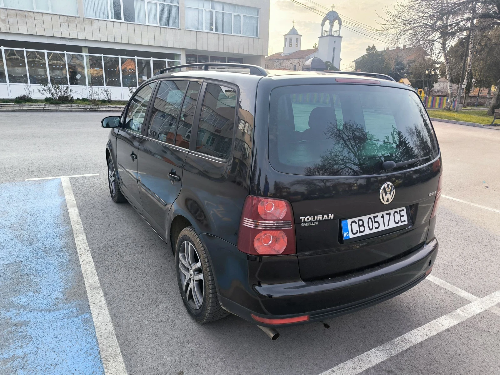 VW Touran Фабрична на Метан, снимка 4 - Автомобили и джипове - 53755471