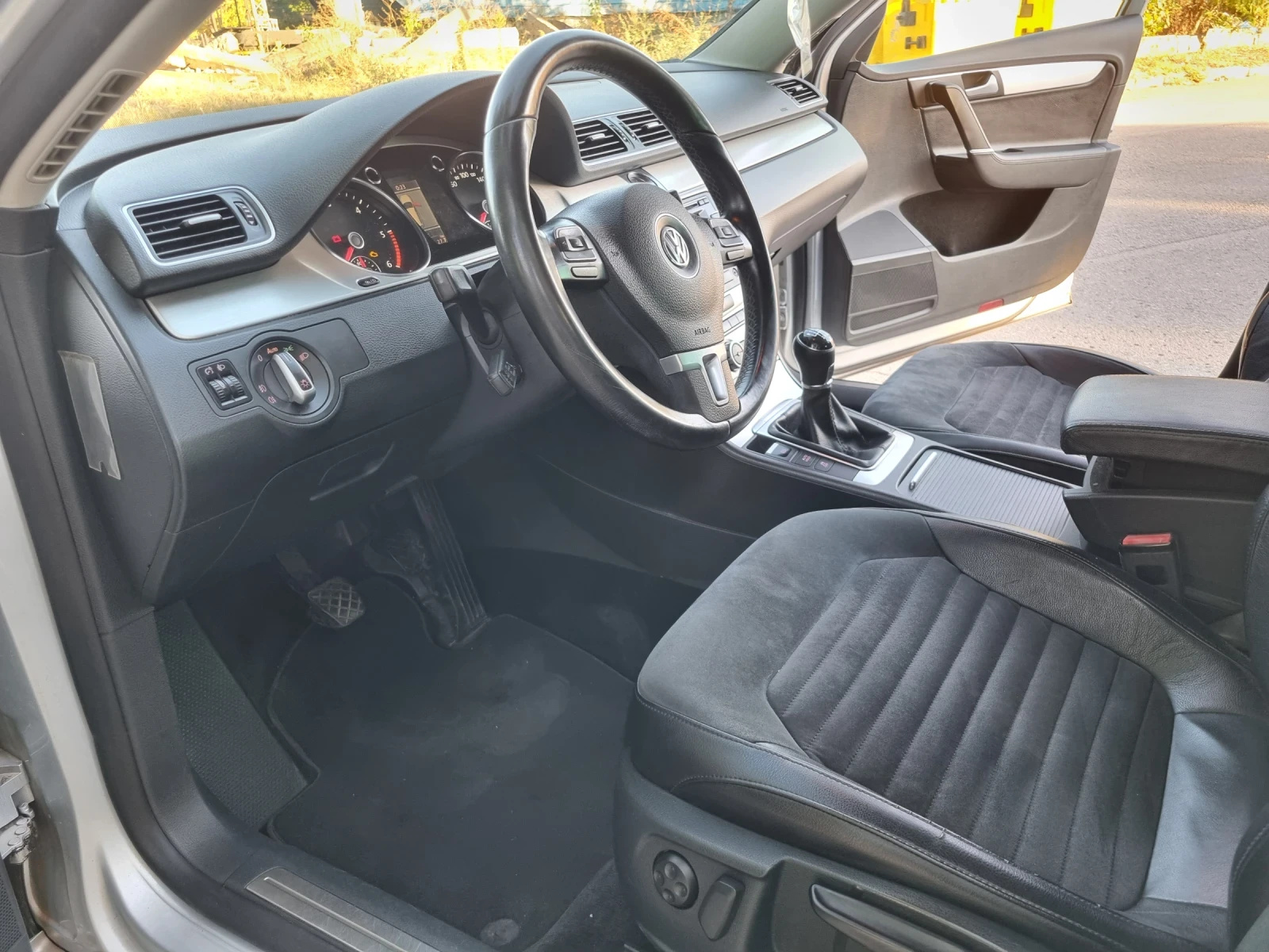 VW Passat 1.6 TDI, снимка 9 - Автомобили и джипове - 54555945