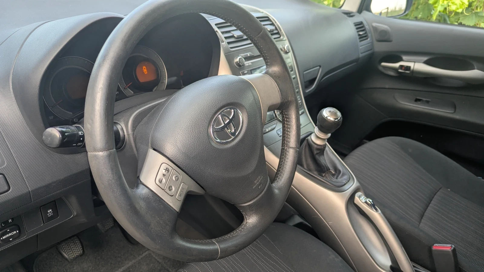 Toyota Auris, снимка 15 - Автомобили и джипове - 55425301