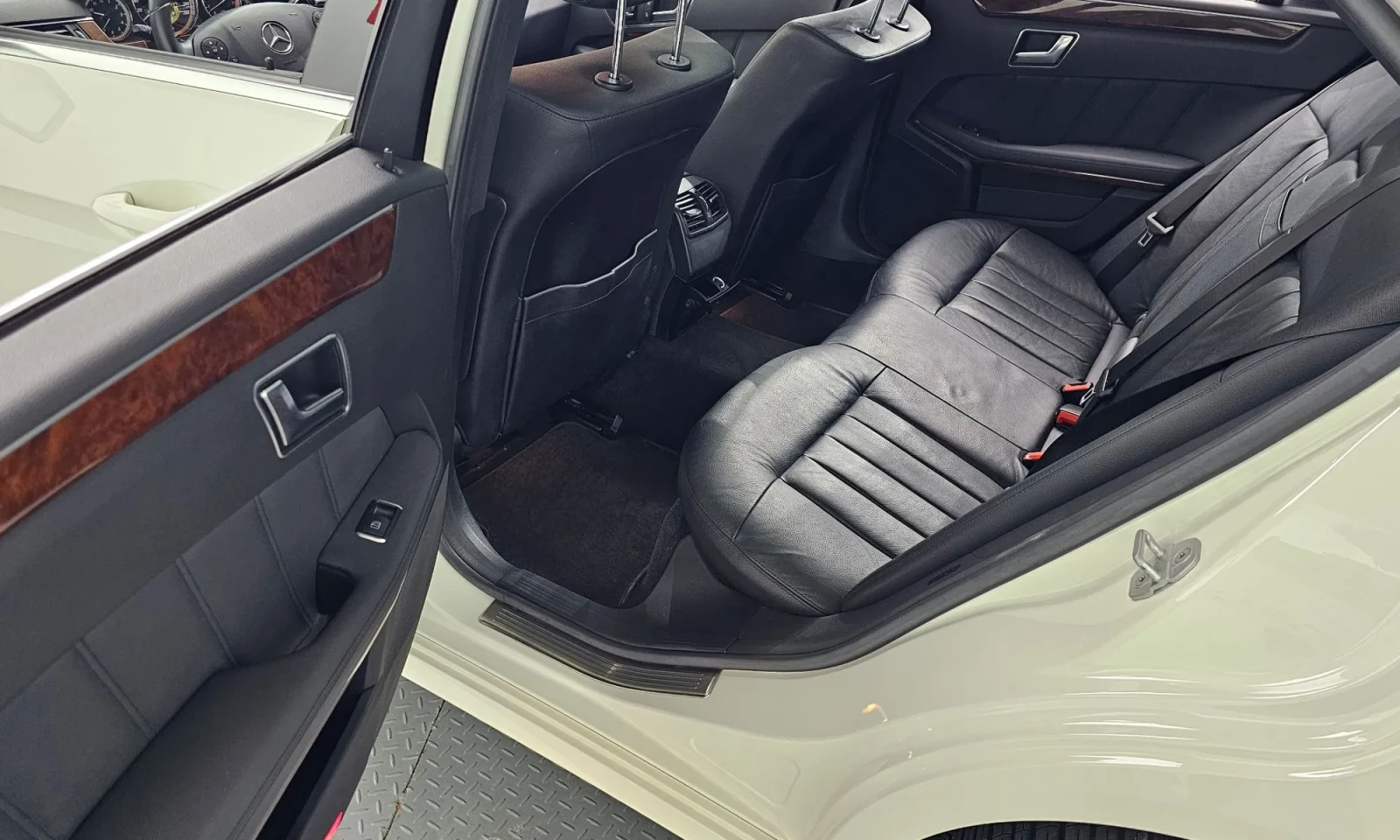 Mercedes-Benz E 300 САМО НА 83000КМ\ТОП ЦЕНА, снимка 11 - Автомобили и джипове - 56231853
