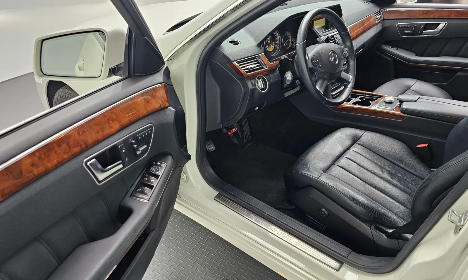 Mercedes-Benz E 300 САМО НА 83000КМ\ТОП ЦЕНА, снимка 10 - Автомобили и джипове - 56231853