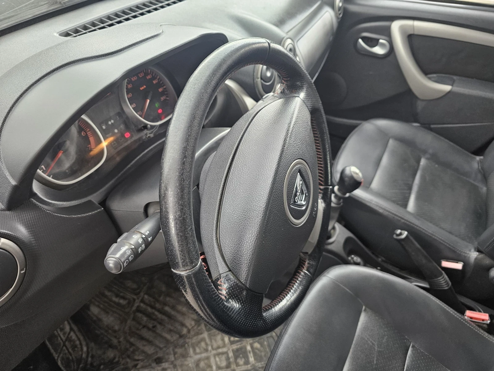 Dacia Duster 1.5dci, снимка 14 - Автомобили и джипове - 53970404