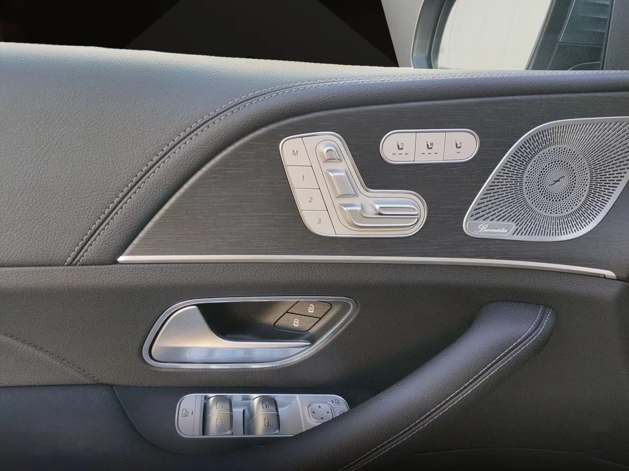 Mercedes-Benz GLE 400 e / AMG / BURM / PANO / MULTIBEAM / HEAD UP / 360, снимка 8 - Автомобили и джипове - 54915445