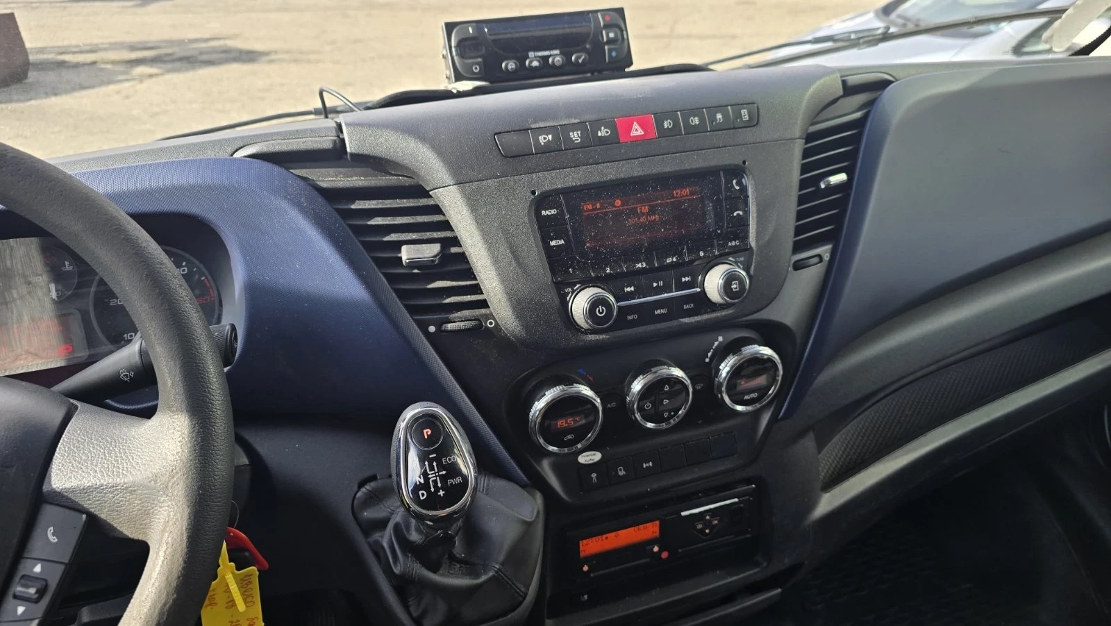 Iveco Daily 70C18 / evro 6 / Thermo king T-600 R / падащ борд - изображение 9