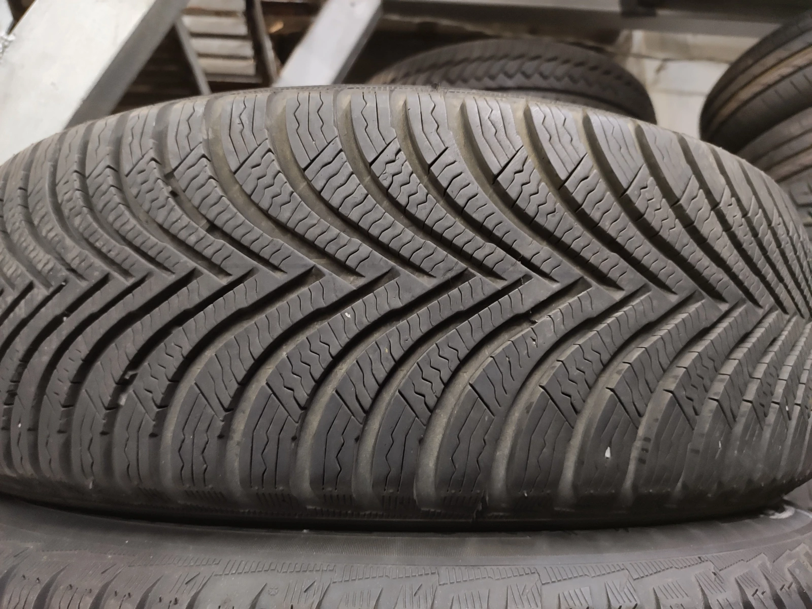 Гуми Зимни 205/60R16, снимка 2 - Гуми и джанти - 55497093