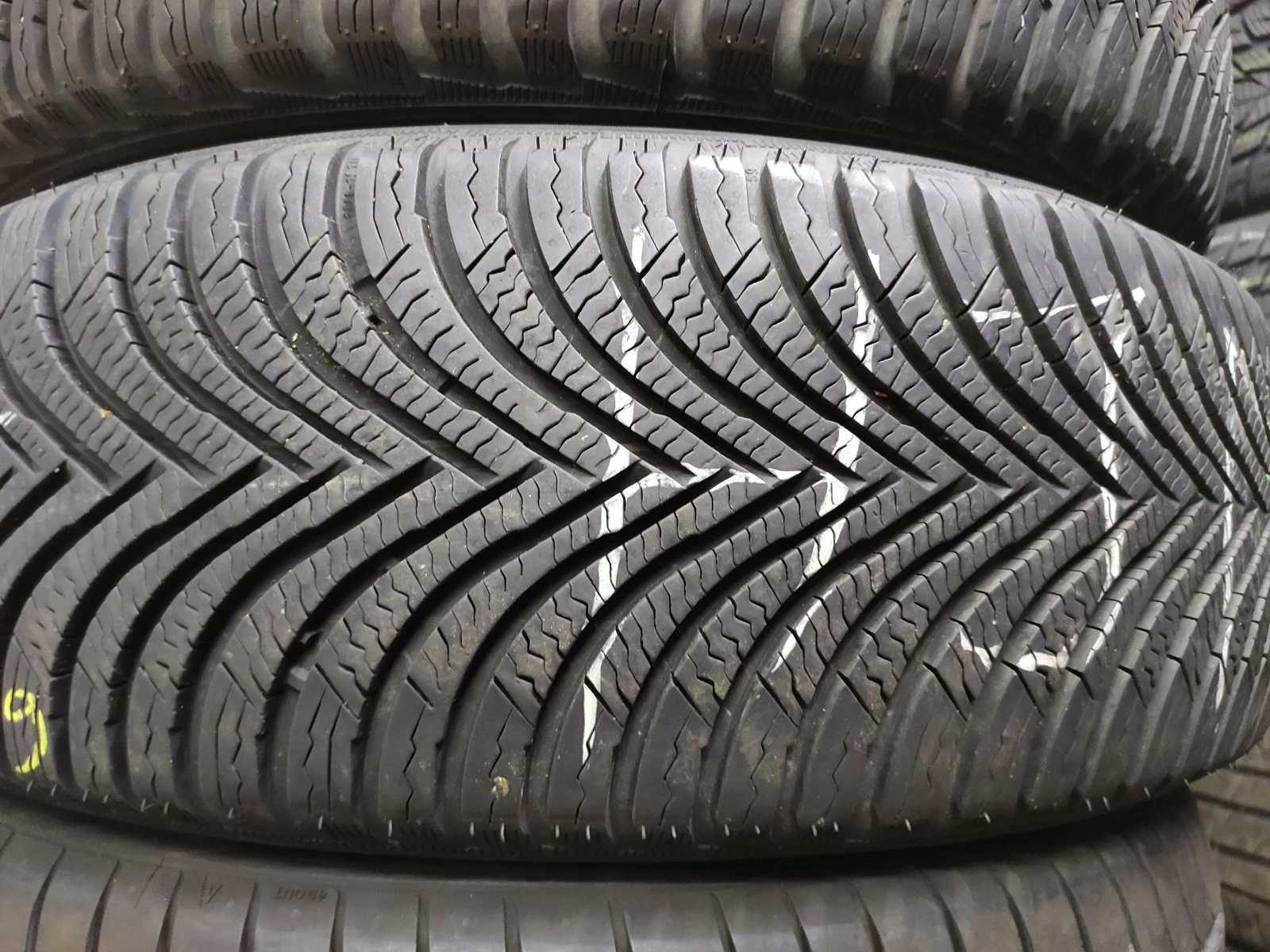 Гуми Зимни 205/60R16, снимка 3 - Гуми и джанти - 55497093