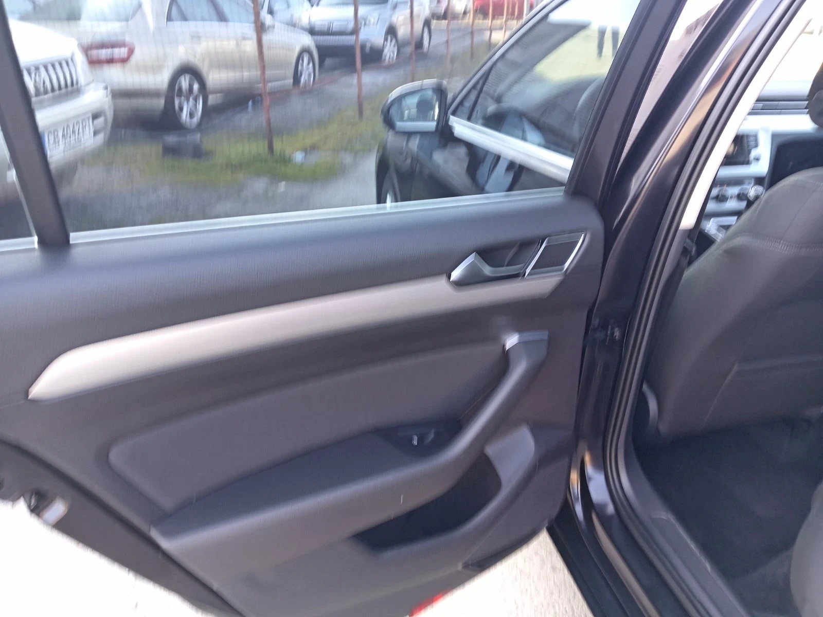 VW Passat 1.6 TDi, снимка 15 - Автомобили и джипове - 53808657