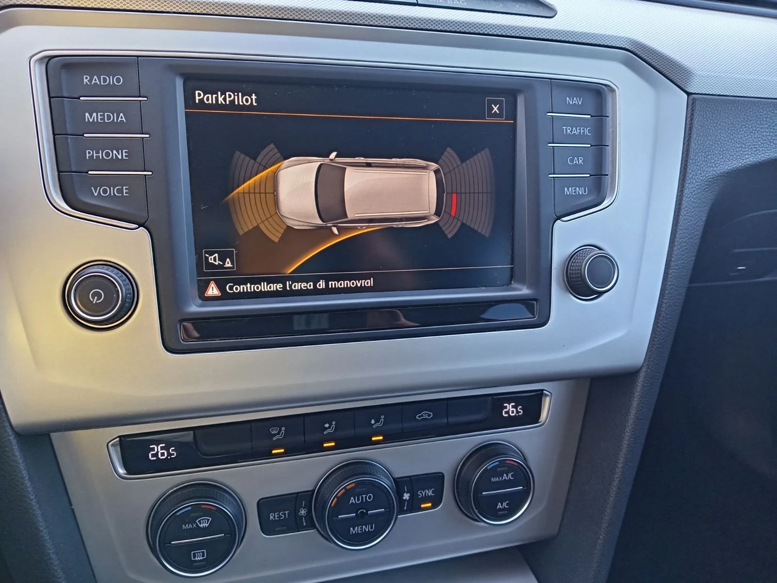 VW Passat 1.6 TDi, снимка 10 - Автомобили и джипове - 53808657