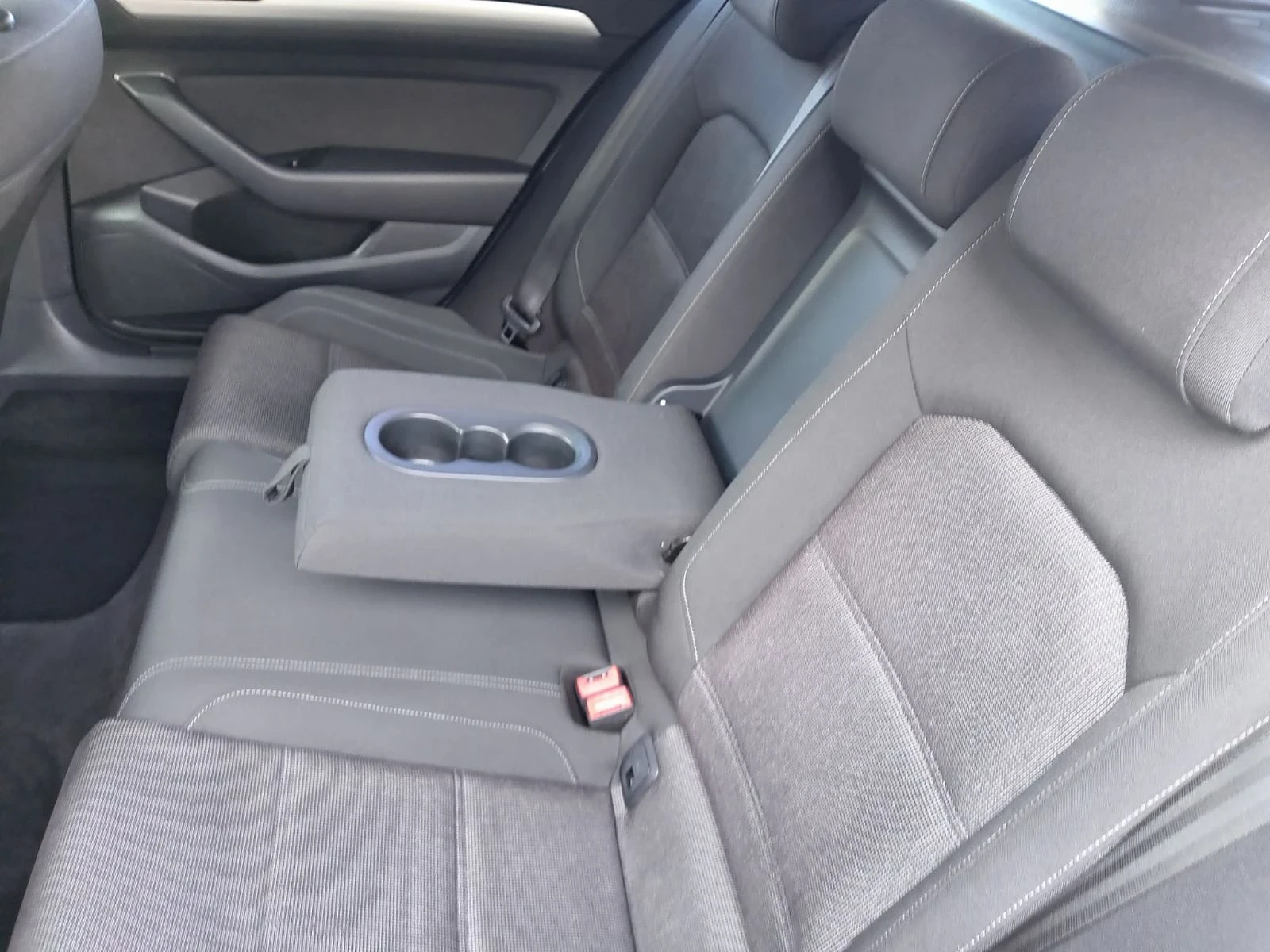 VW Passat 1.6 TDi, снимка 11 - Автомобили и джипове - 53808657