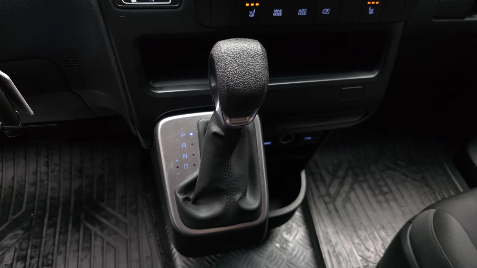 Hyundai Staria Smart* BLIND SPOT* КРАЙНА ЦЕНА, снимка 9 - Автомобили и джипове - 55496106