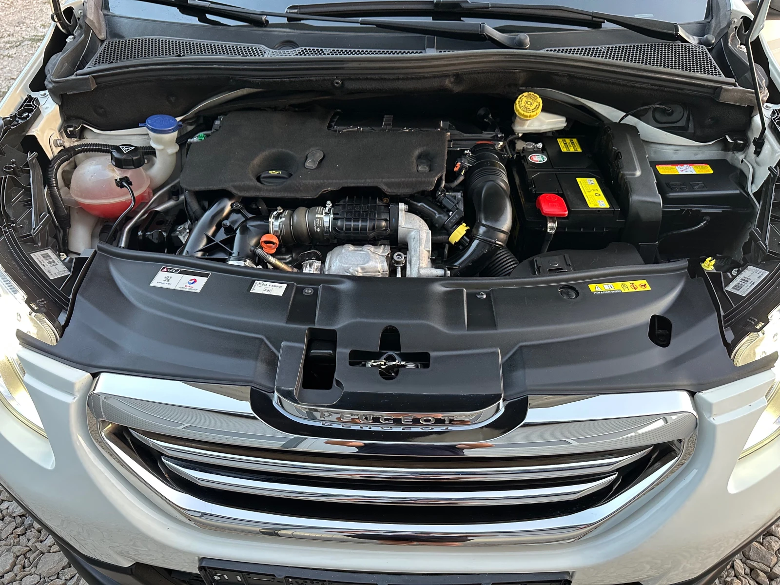 Peugeot 2008 1.6HDI ALLURE ТОП СЪСТОЯНИЕ, снимка 14 - Автомобили и джипове - 55581694