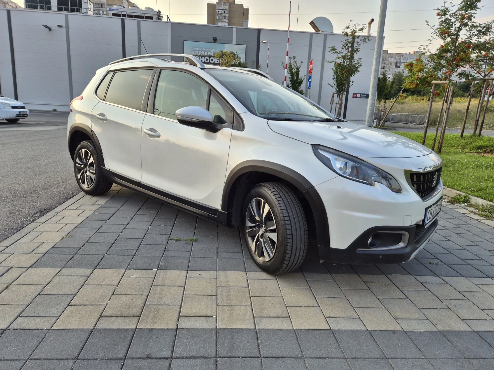 Peugeot 2008 1.2 бензин , снимка 5 - Автомобили и джипове - 55590897