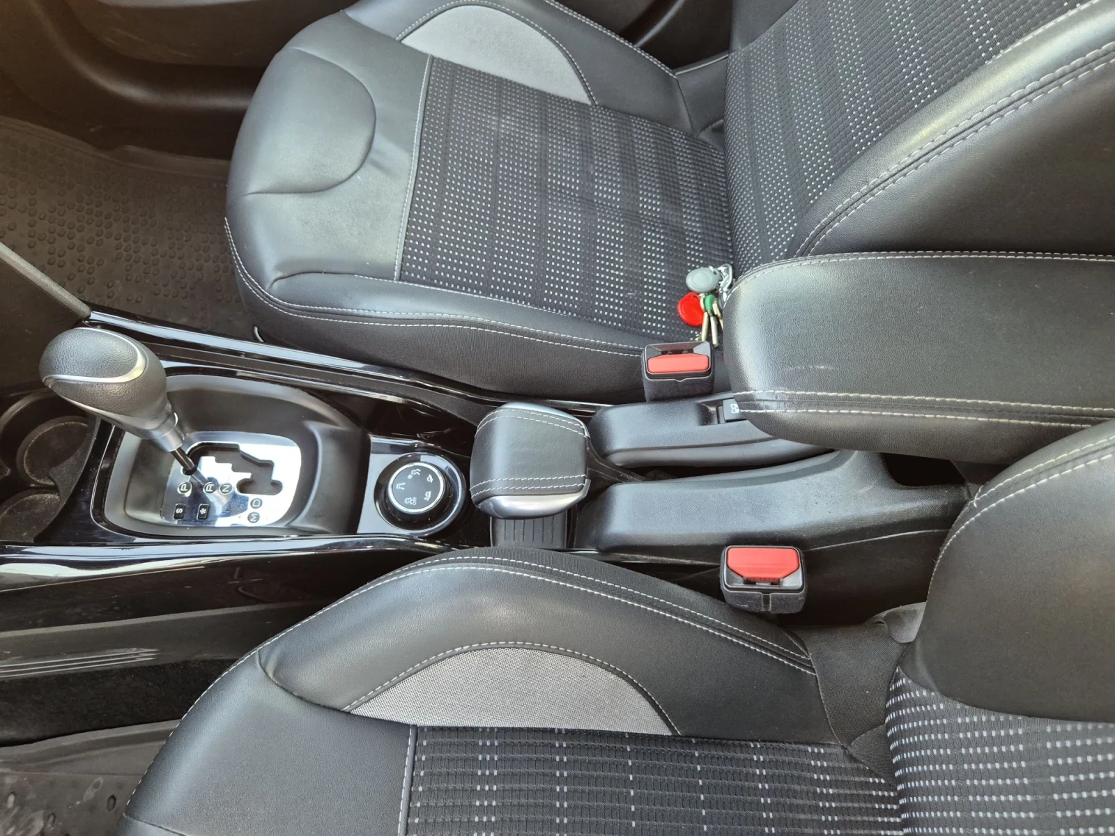 Peugeot 2008 1.2 бензин , снимка 11 - Автомобили и джипове - 55590897