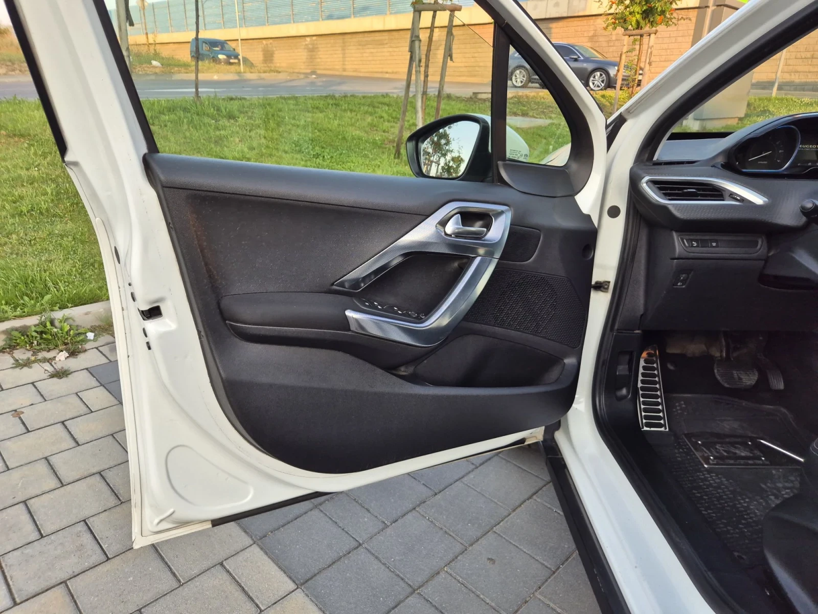 Peugeot 2008 1.2 бензин , снимка 10 - Автомобили и джипове - 55590897