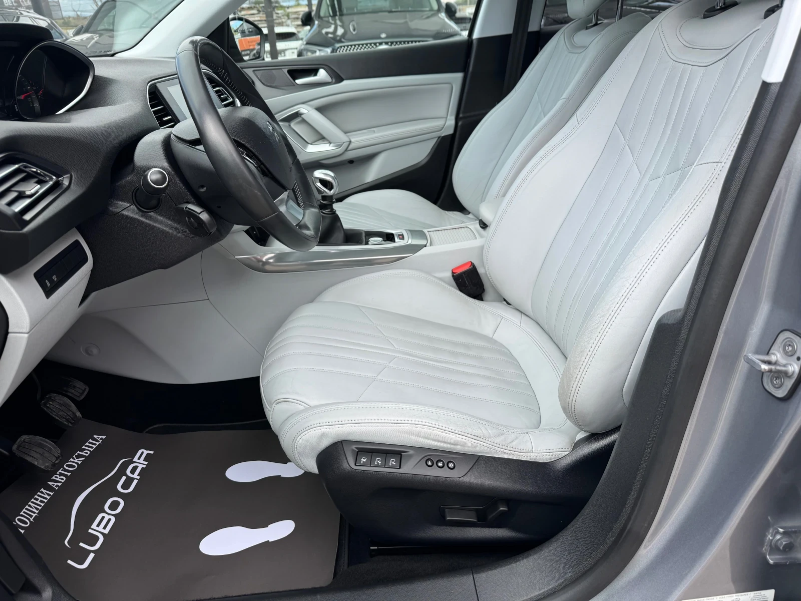 Peugeot 308 1.6D-КОЖА-ПАНОРАМА-ЕЛ.СЕДАЛКИ-ПОДГРЕВ-NAVI-УНИКАТ, снимка 8 - Автомобили и джипове - 56210987