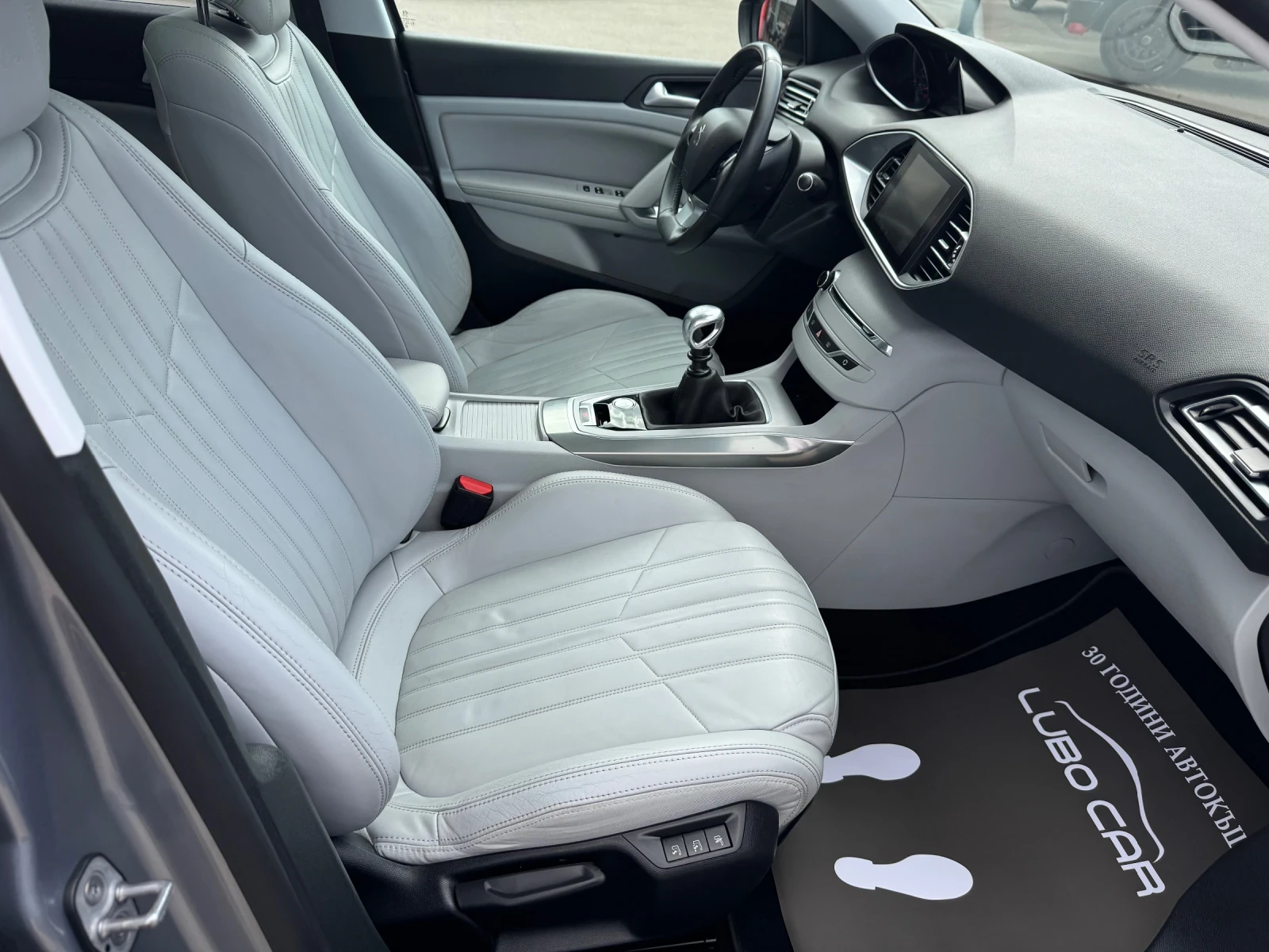 Peugeot 308 1.6D-КОЖА-ПАНОРАМА-ЕЛ.СЕДАЛКИ-ПОДГРЕВ-NAVI-УНИКАТ, снимка 16 - Автомобили и джипове - 56210987