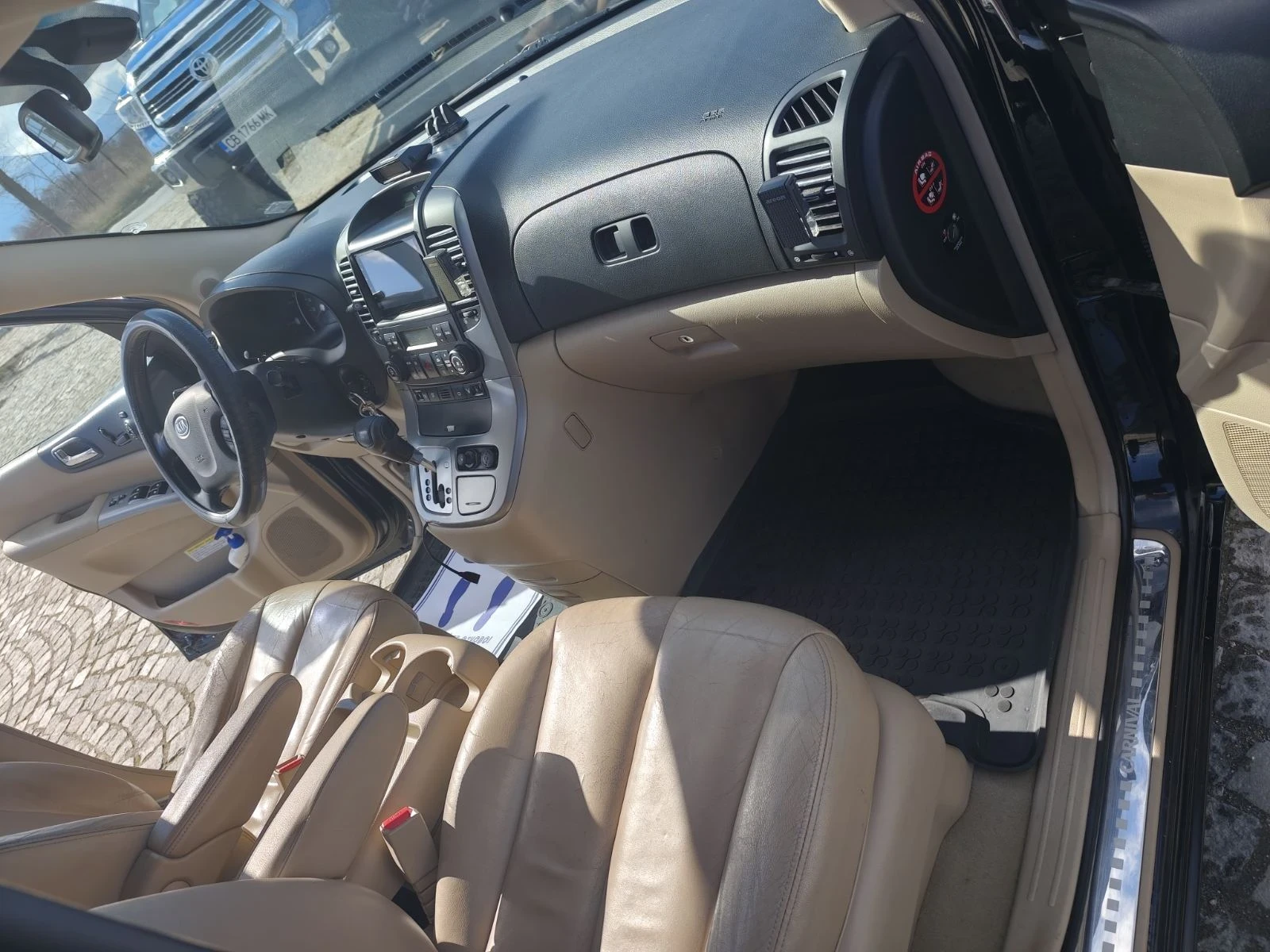 Kia Carnival, снимка 10 - Автомобили и джипове - 53719678