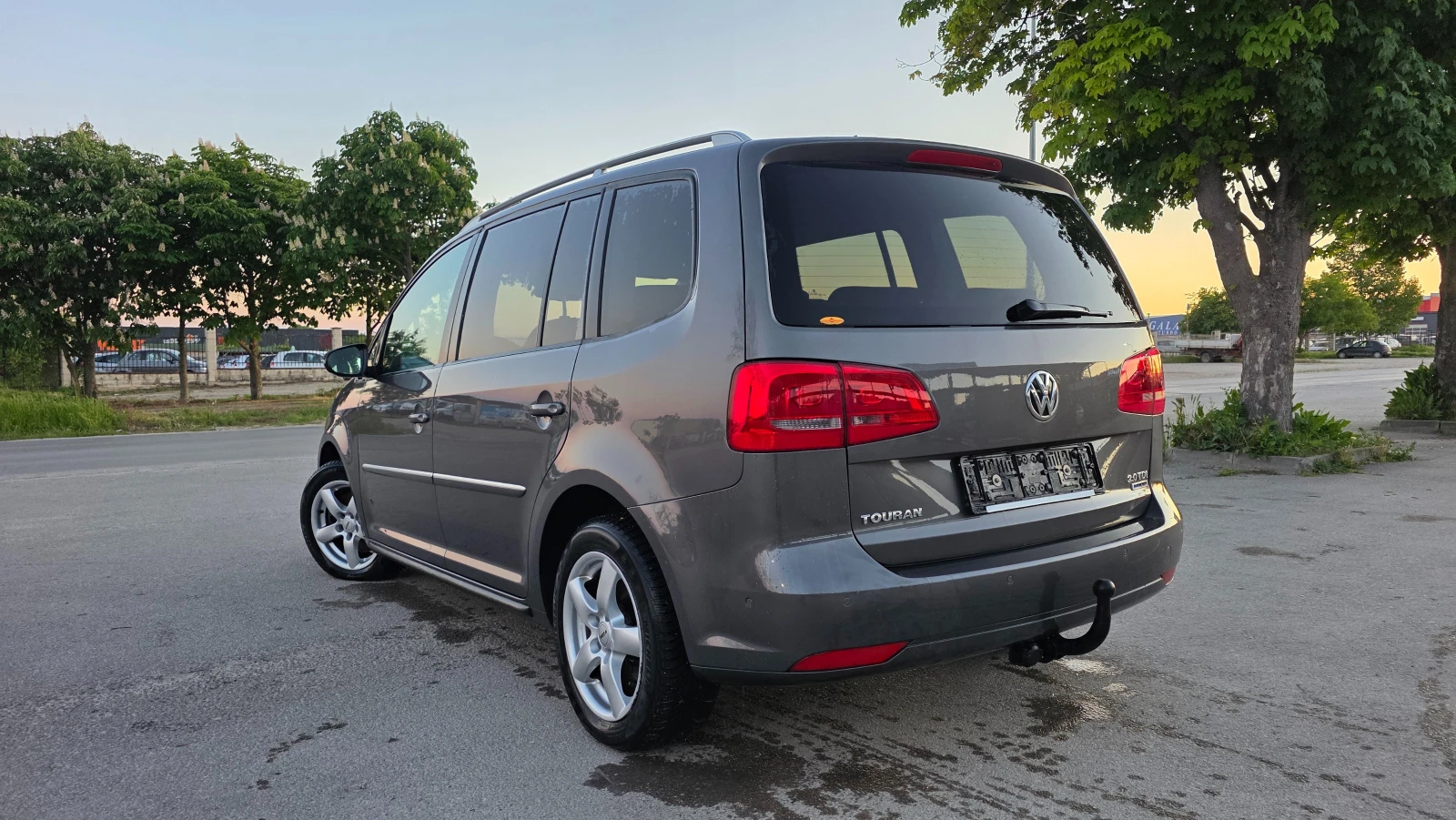VW Touran УНИКАЛНА/R-LINE/7m, снимка 4 - Автомобили и джипове - 55711395