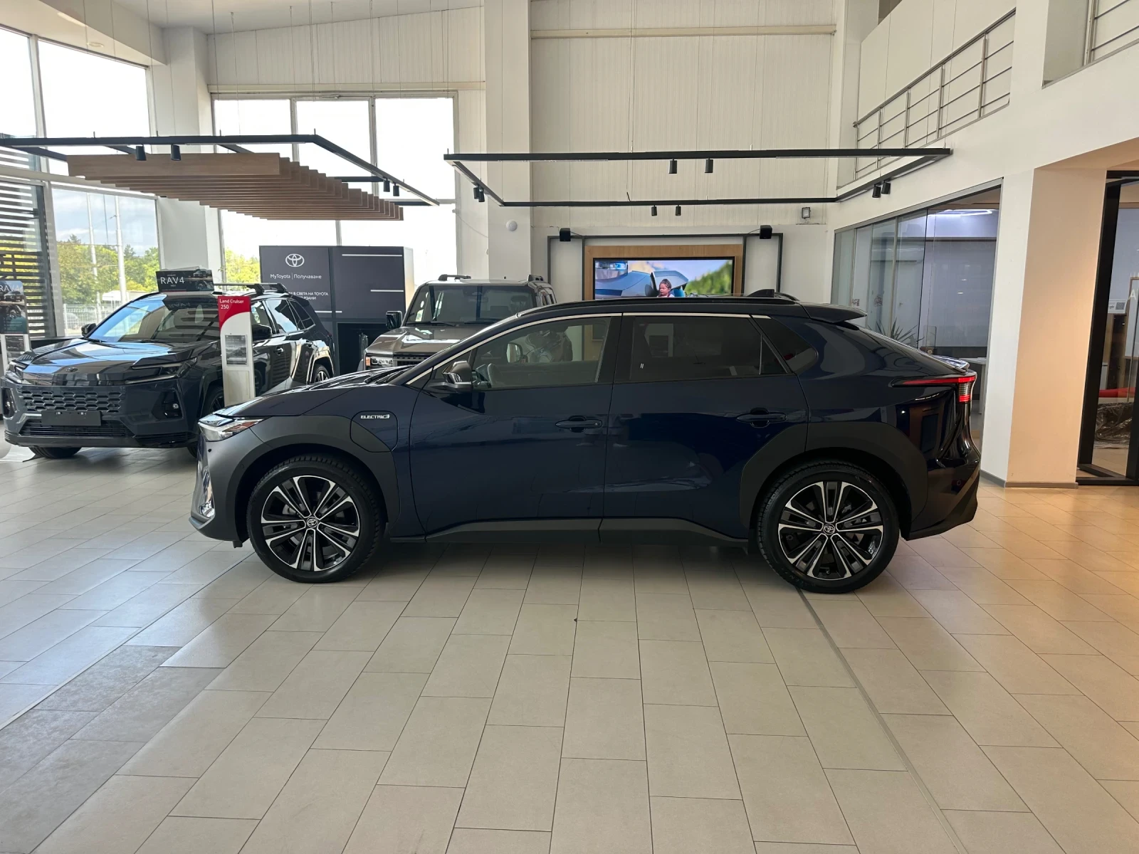 Toyota bZ4X Luxury* AWD, снимка 3 - Автомобили и джипове - 55847110