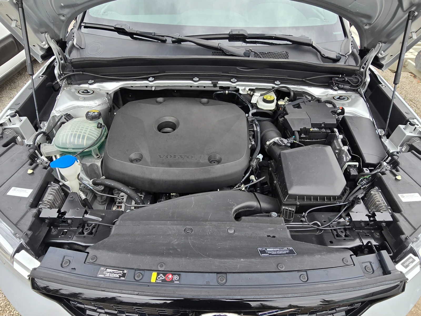 Volvo XC40 R-Design 2.0i/4WD/360-Камера/ Лизинг, снимка 17 - Автомобили и джипове - 54218569