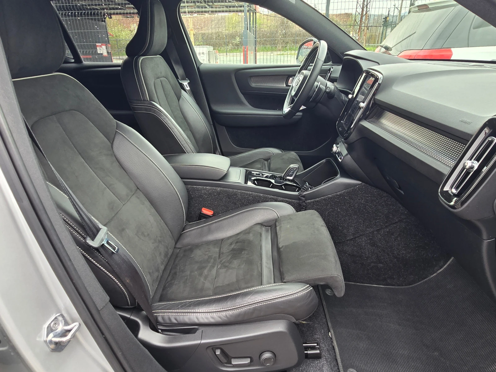 Volvo XC40 R-Design 2.0i/4WD/360-Камера/ Лизинг, снимка 14 - Автомобили и джипове - 54218569