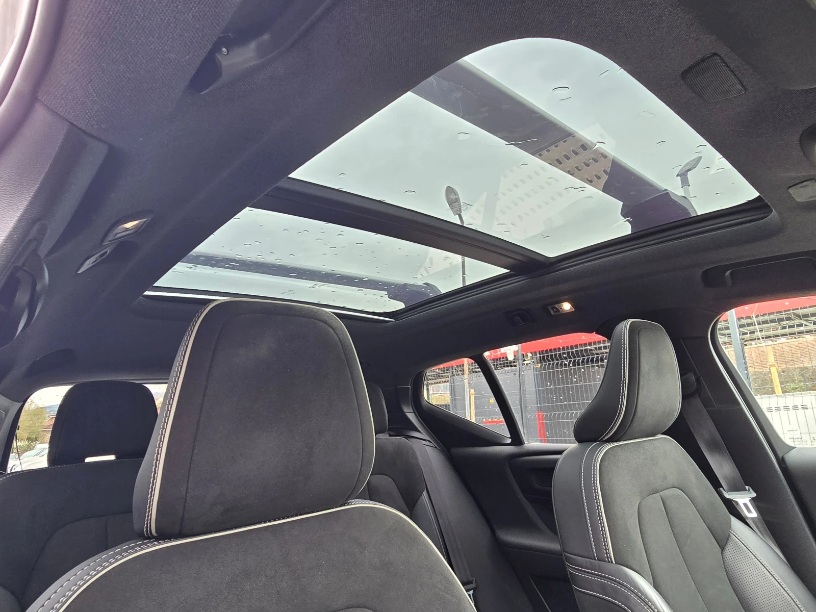 Volvo XC40 R-Design 2.0i/4WD/360-Камера/ Лизинг, снимка 16 - Автомобили и джипове - 54218569