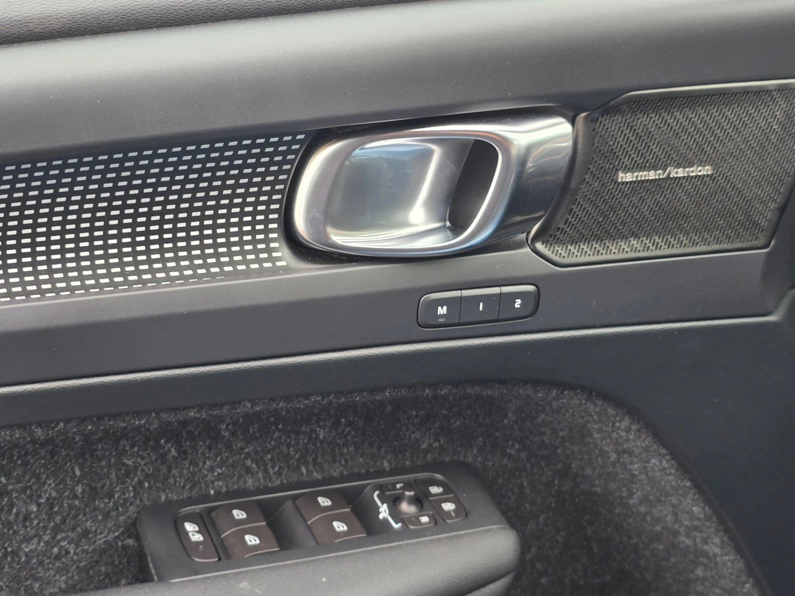 Volvo XC40 R-Design 2.0i/4WD/360-Камера/ Лизинг, снимка 9 - Автомобили и джипове - 54218569