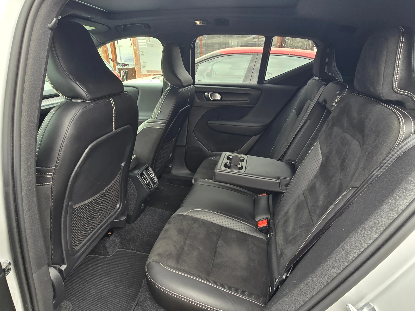 Volvo XC40 R-Design 2.0i/4WD/360-Камера/ Лизинг, снимка 12 - Автомобили и джипове - 54218569