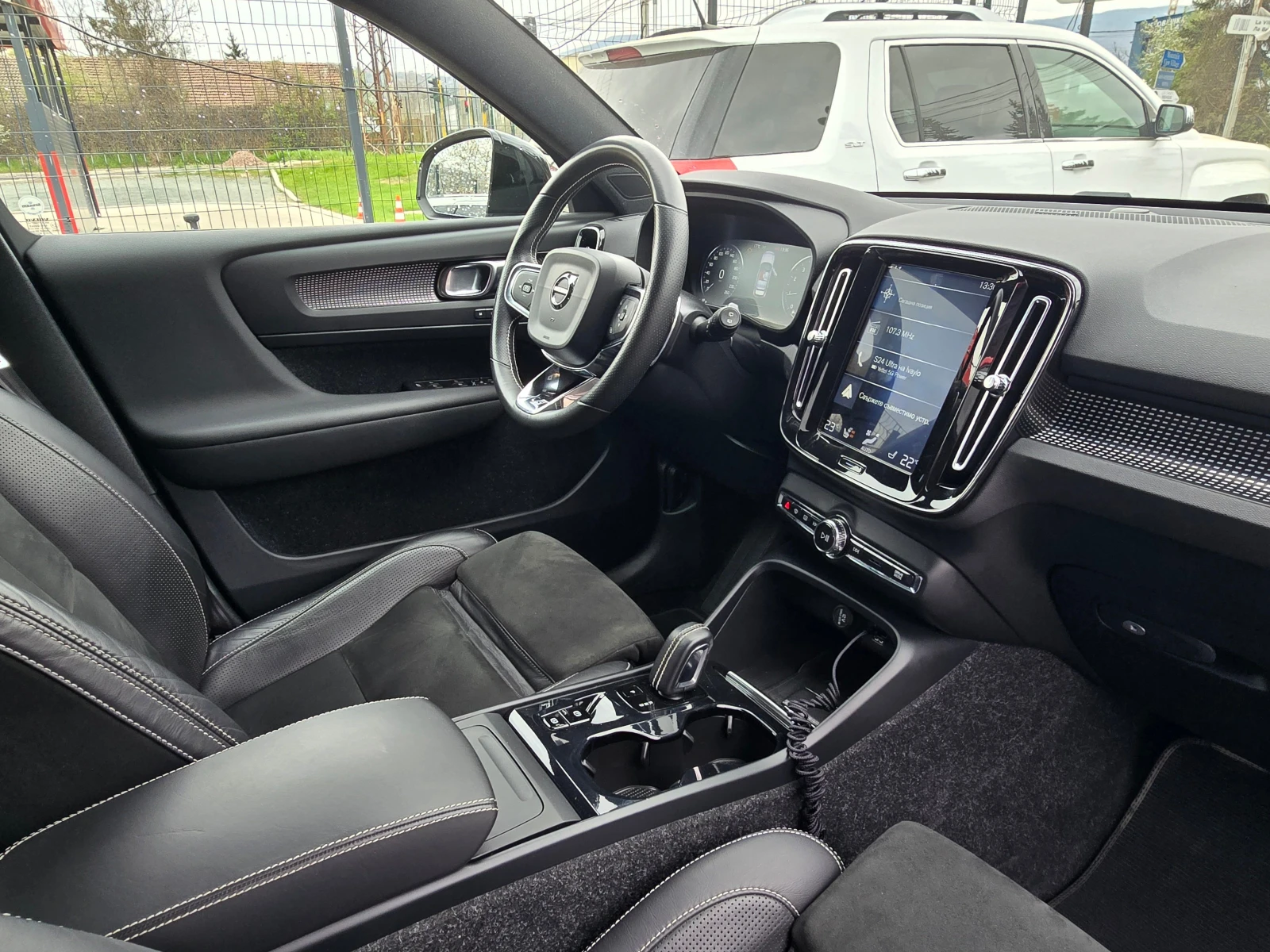 Volvo XC40 R-Design 2.0i/4WD/360-Камера/ Лизинг, снимка 15 - Автомобили и джипове - 54218569