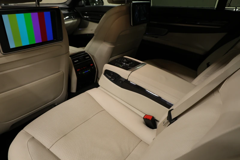 BMW 750 xDrive M Sport Paket, снимка 15 - Автомобили и джипове - 51424938