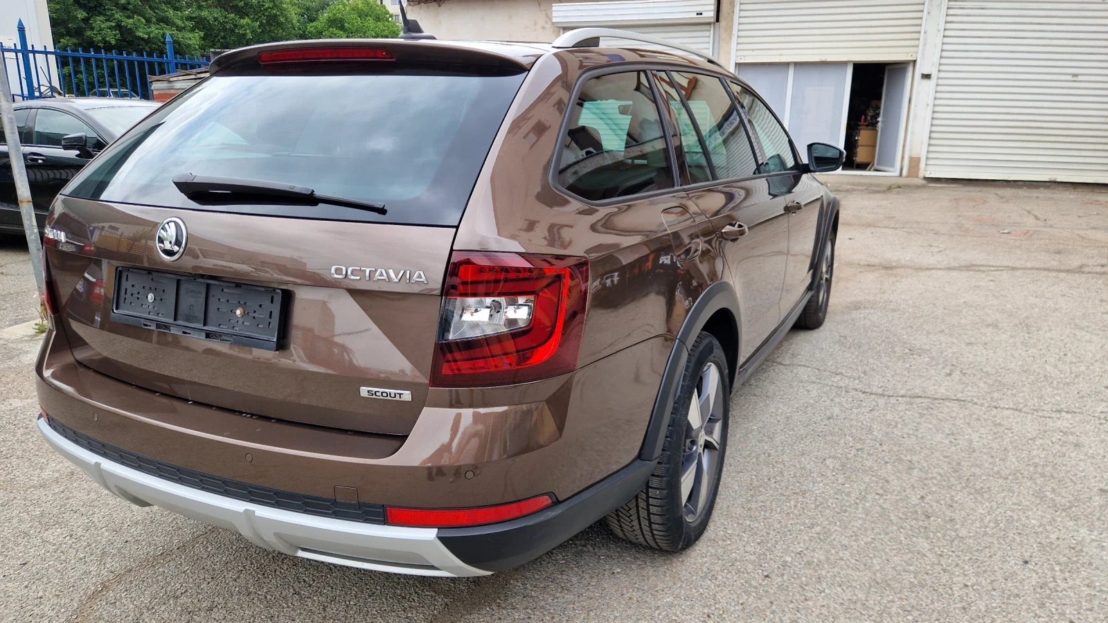 Skoda Octavia SCOUT / 64 400 км / 1.8 / Швейцария - изображение 6