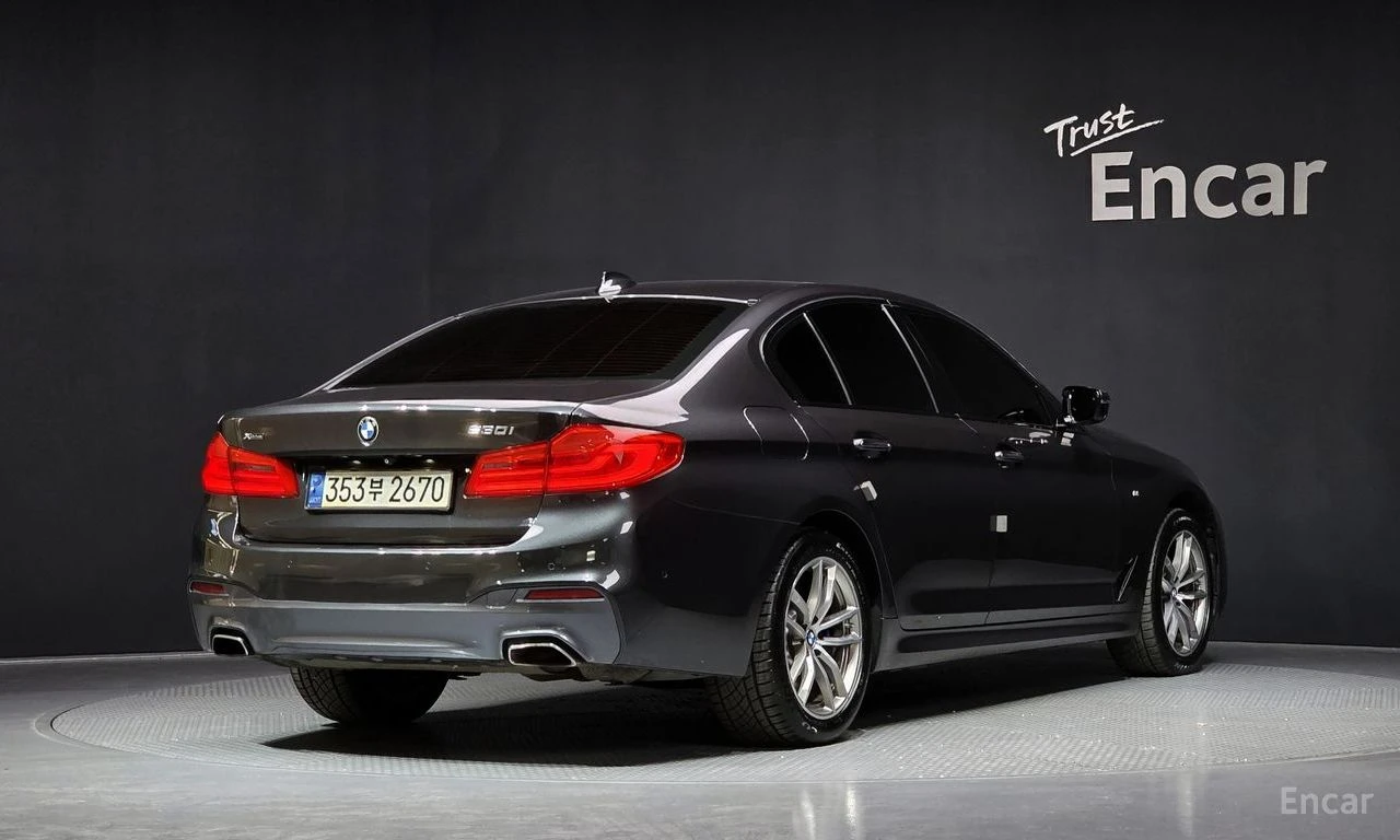 BMW 530 XDRIVE* M-SPORT* HEAD-UP* 360CAMERA* , снимка 3 - Автомобили и джипове - 54753017
