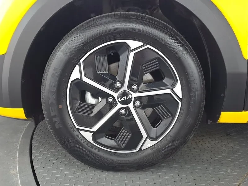 Kia Niro  Prestige, снимка 5 - Автомобили и джипове - 56128287