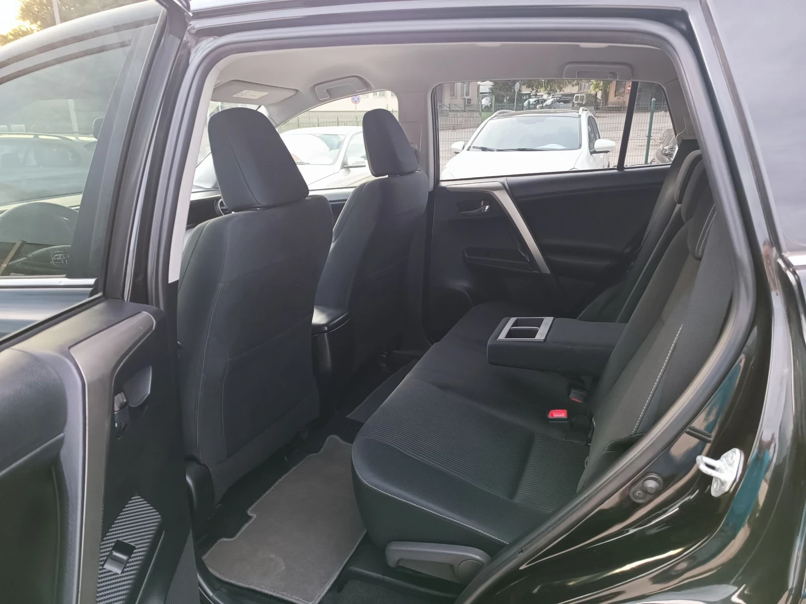 Toyota Rav4 2.0i-151кс-ШВЕЙЦАРИЯ-РЪЧКА-4Х4-6ск-NAVI, снимка 9 - Автомобили и джипове - 54610446