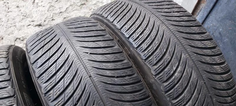 Гуми Зимни 235/55R17, снимка 3 - Гуми и джанти - 35125141