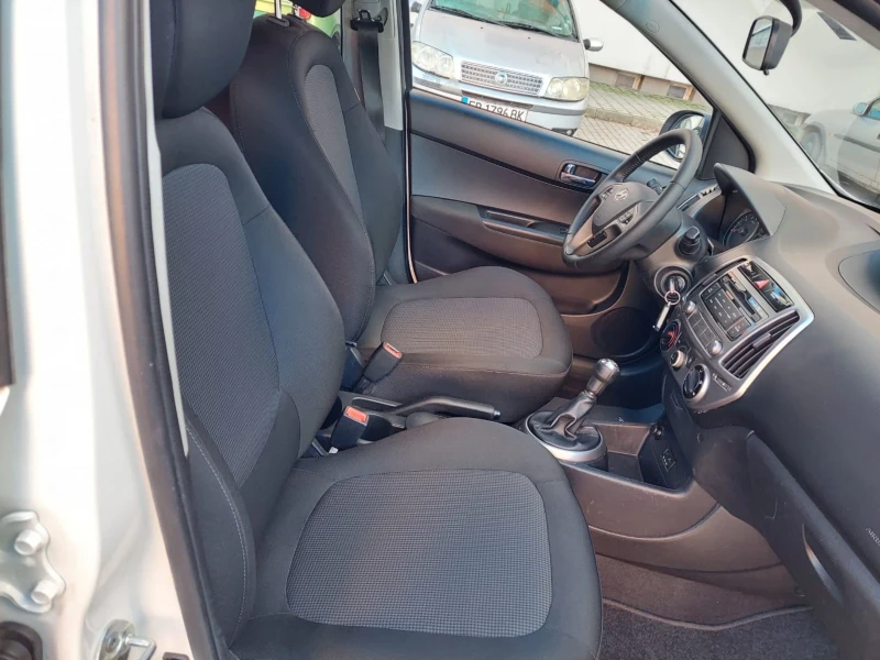 Hyundai I20 1.3 93000км. ТОП Състояние, снимка 12 - Автомобили и джипове - 52817357