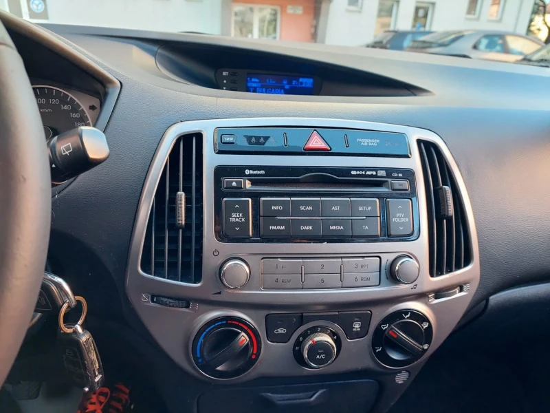 Hyundai I20 1.3 93000км. ТОП Състояние, снимка 10 - Автомобили и джипове - 52817357