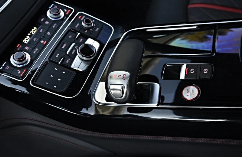 Audi S8 PLUS 4.0 V8T CARBON MATRIX 360 PANO B&O  EXCLUSIVE, снимка 13 - Автомобили и джипове - 53117500