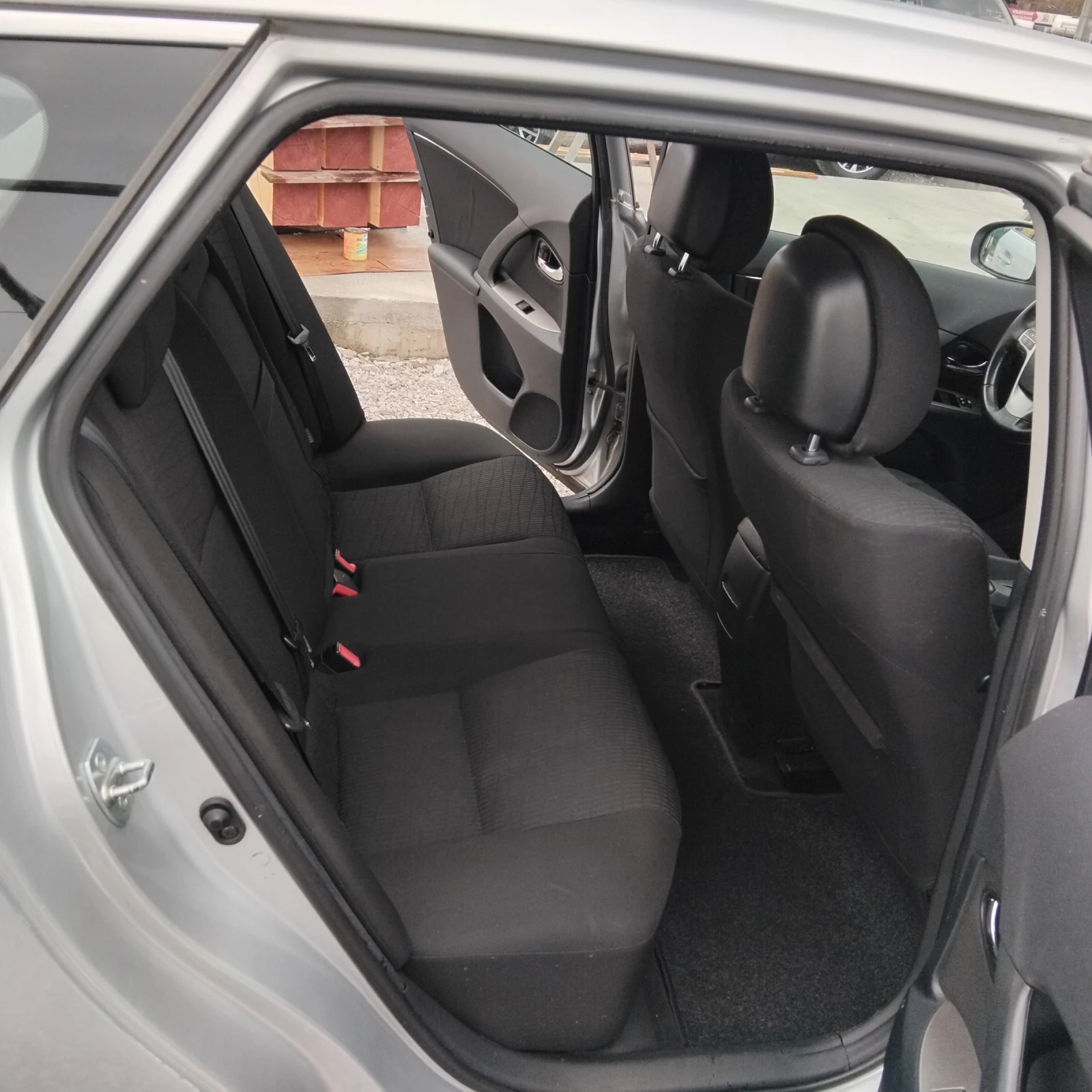 Toyota Avensis 2.0D-4D Automat - изображение 10