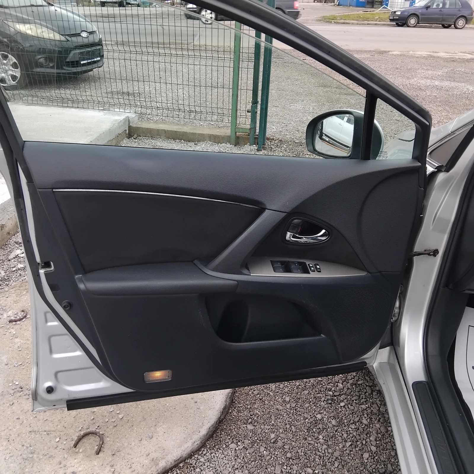 Toyota Avensis 2.0D-4D Automat - изображение 9