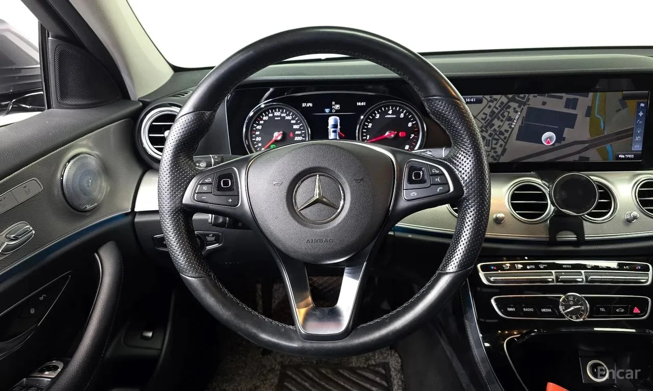Mercedes-Benz E 200 200 Avantgarde* ПОДГРЕВ* ОБДУХВАНЕ* КАМЕРИ* , снимка 13 - Автомобили и джипове - 56005272